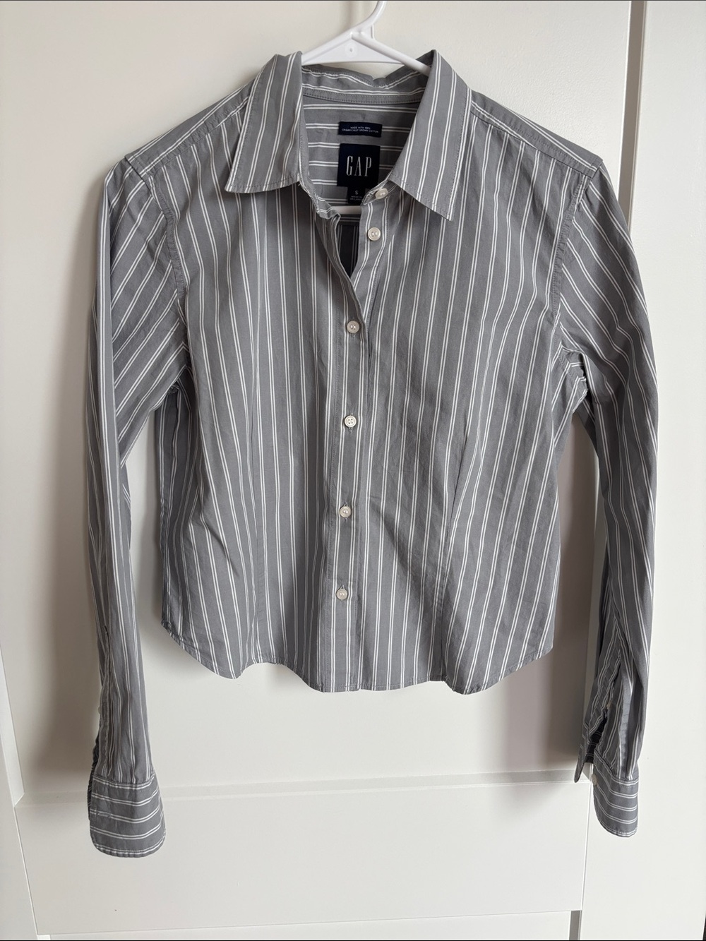 GAP Women’s Cropped Gray and White Striped Dress Shirt - Picture 3 of 5